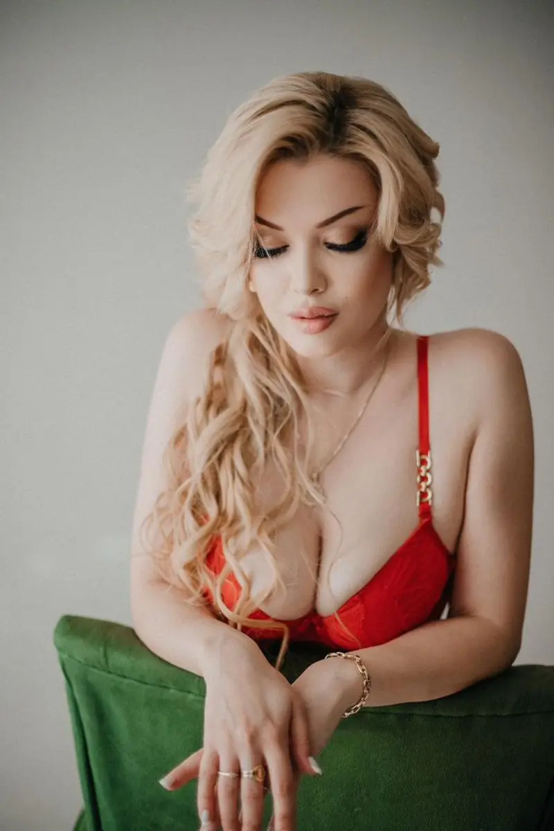 Karolina escort in London