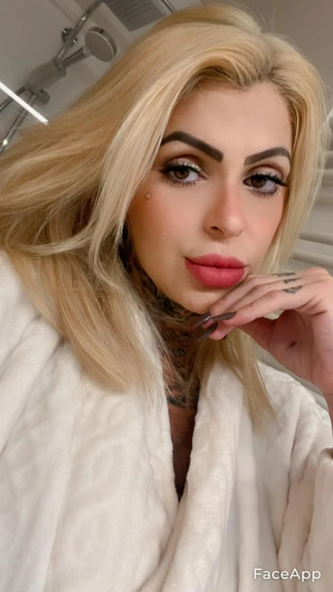 Leona escort in London