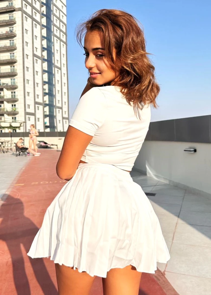 Olya escort in London